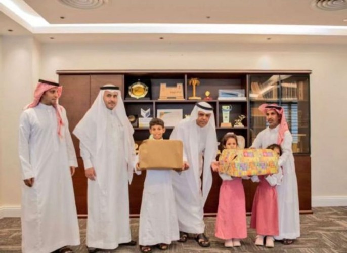 مدير تعليم القصيم يُكرم الطالب “محمد بن يامن الرشيدي” نظير موقفه الاخوي النبيل في رعاية شقيقته الصغيرة