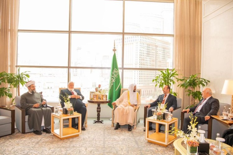 وزير الشؤون الإسلامية يلتقي عدد من المسؤولين على هامش انعقاد مؤتمر التواصل مع إدارات الشؤون الدينية والإفتاء