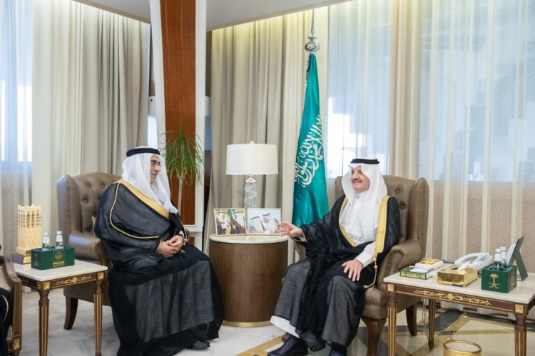 أمير الشرقية يكرم الجهات الداعمة لمهرجان ربيع النعيرية (21)