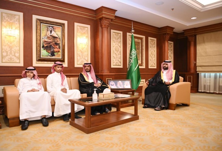 سمو نائب أمير جازان يكرم الطالبين مغفوري وصميلي لتحقيقهما مراكز متقدمة في مسابقة المهارات الثقافية