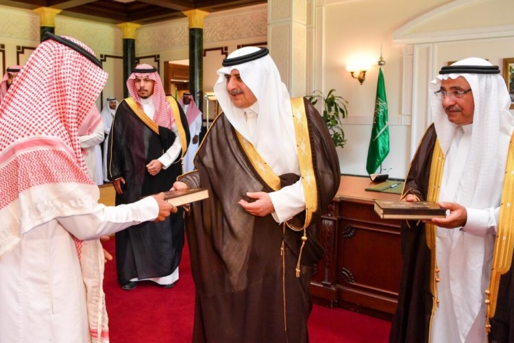 سمو أمير منطقة تبوك يسلم 202 أسرة مفاتيح وحداتهم السكنية الجديدة.. ويشيد بجهود وزارة الإسكان