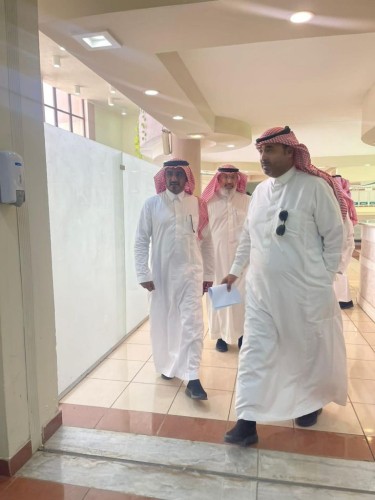 مدير تعليم مكة يقف ميدانياً على لجان القبول والتسجيل