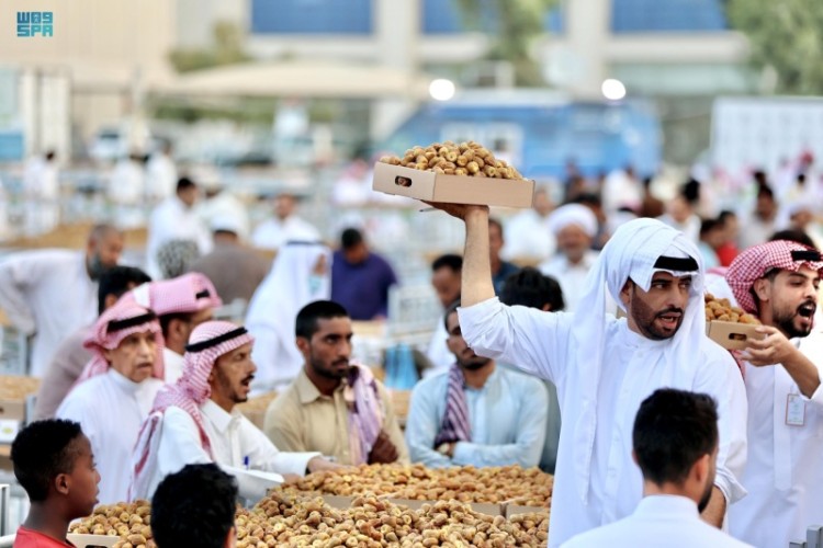 رواج كبير لـ موسم “طباخ التمر”.. ومختص يكشف عن أفضل موعد للشراء والتخزين