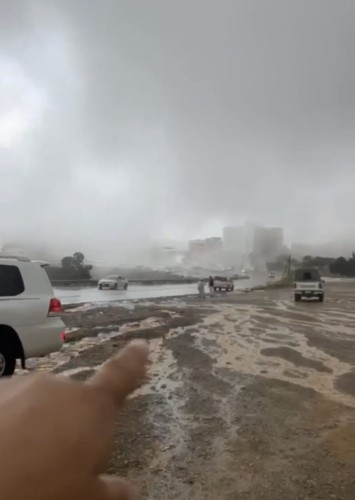 شاهد.. السحب تعانق مرتفعات السودة والأمطار تجري في الأودية وسط استمتاع المتنزهين