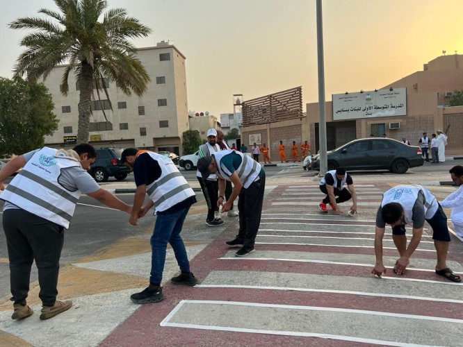 بلدية القطيف: إطلاق مبادرة العودة للمدارس تهدف الى دهان مطبات عبور المشاة ومسح الكتابات المشوهة بالقطيف بمشاركة المتطوعين
