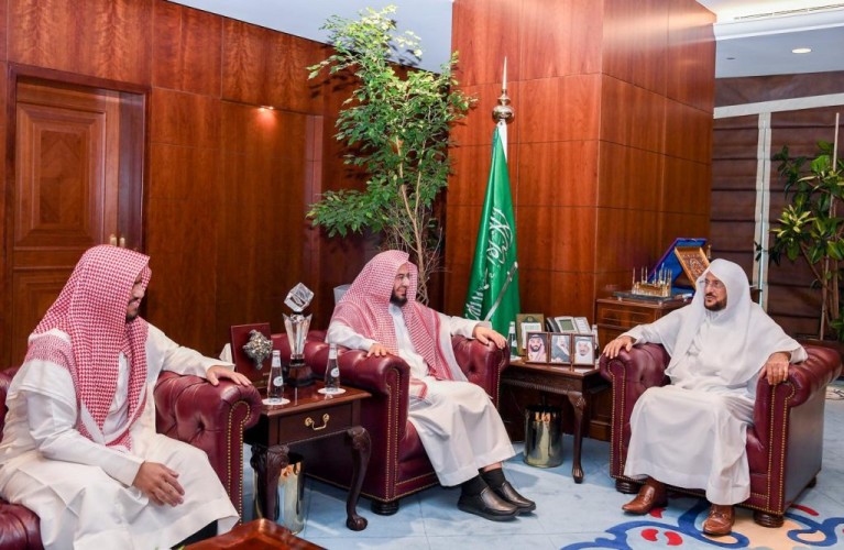 وزير الشؤون الإسلامية يستقبل الفائز بالمركز الأول بجائزة الملك عبدالعزيز الدولية لحفظ القرآن الكريم في دورتها الـ43