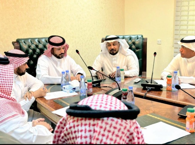 محافظ فيفاء القحطاني يجتمع باعضاء  المراكز الإعلامي للمحافظة