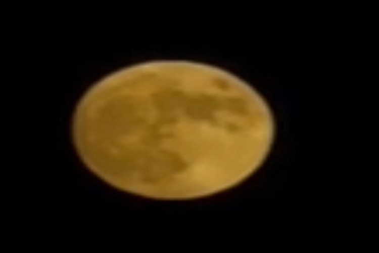 ظهور القمر العملاق: ظاهرة فلكية رائعة تحدث غداً في السماء