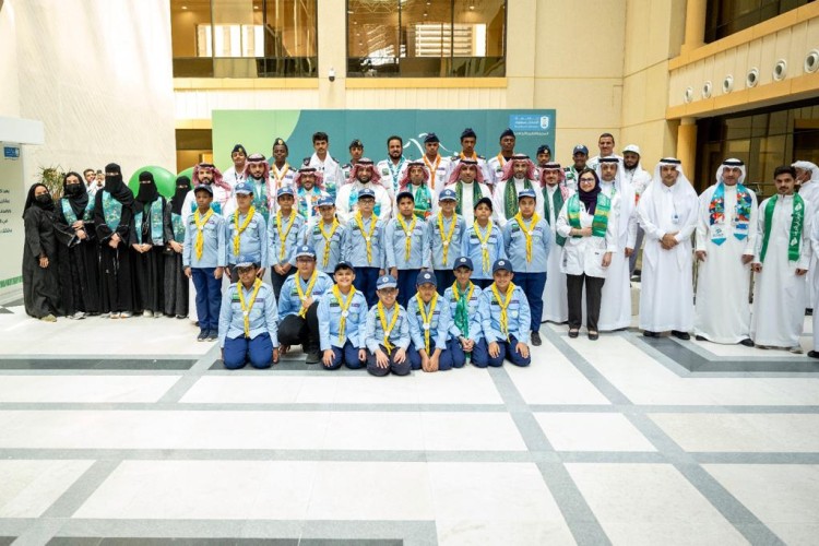 الكشافة يشاركون المرضى فرحة اليوم الوطني الـ 93 للمملكة