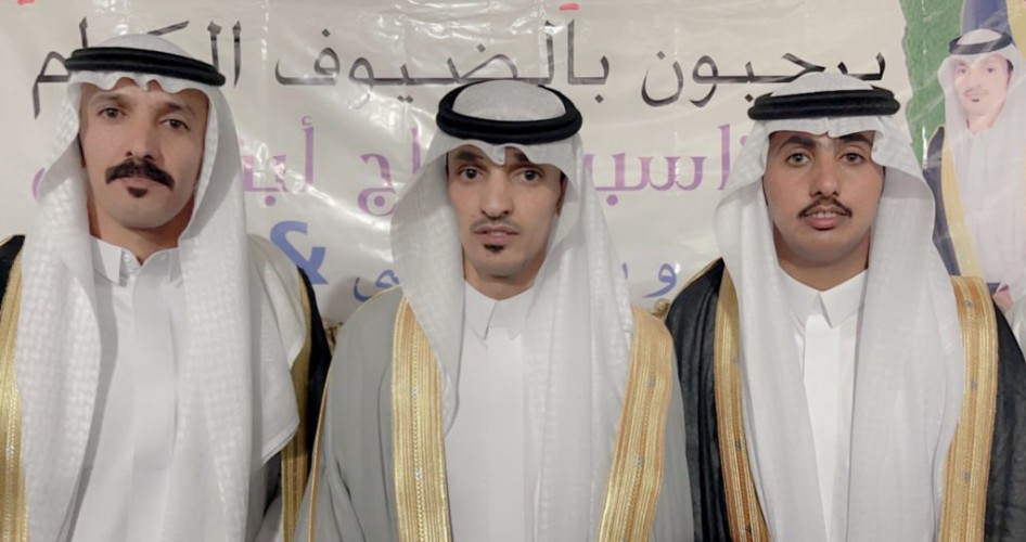 وسط جمع غفير من الأهالي .. “علي بن معيض القلادي” و “مفلح بن معيض القلادي” يحتفلان بزواج أبنائهم في قصر التاج للأحتفالات بالحليفة السفلى