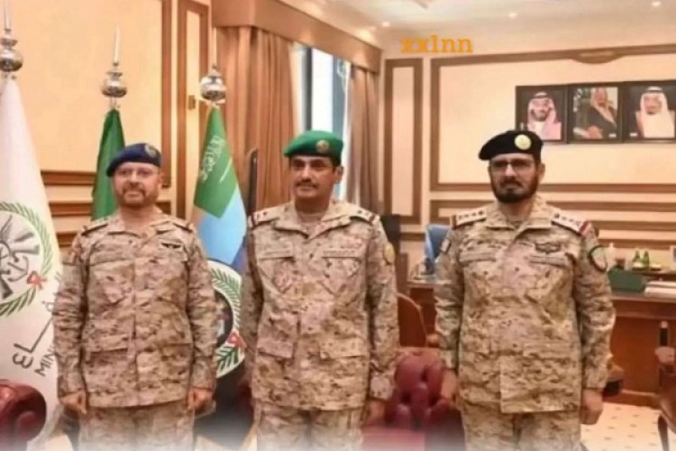 رئيس هيئة الأركان العامة يُقلد العميد “متعب بن عبدالله الرشيدي” إلى رتبة “لواء”