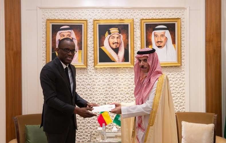 خادم الحرمين الشريفين يتلقى رسالة خطية من رئيس جمهورية بنين