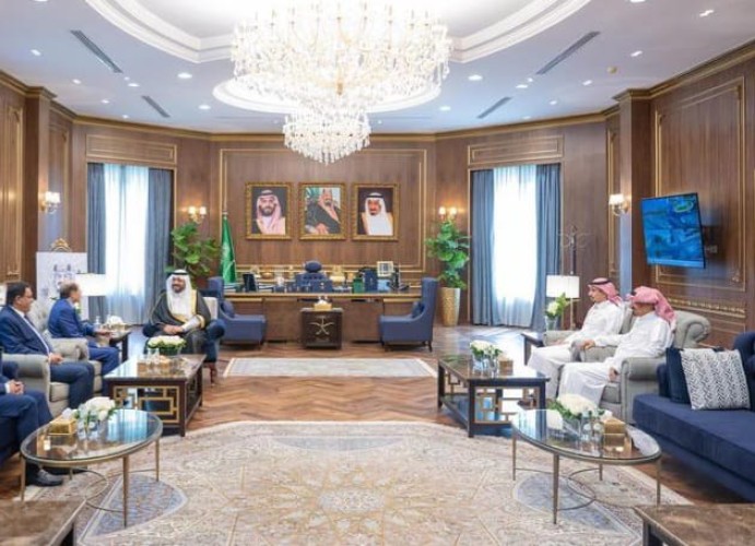 أمير منطقة الحدود الشمالية يستقبل السفير اليمني لدى المملكة