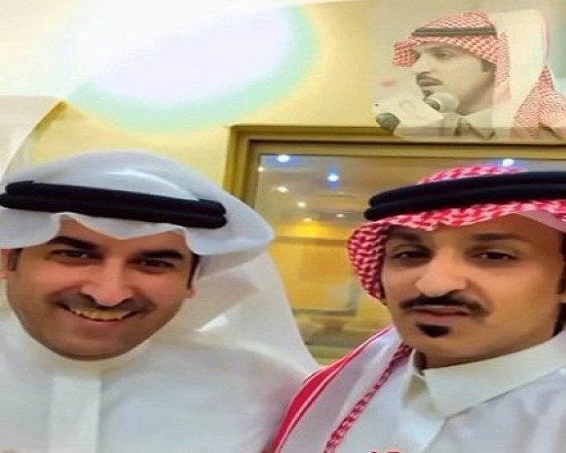 خلال زياته له بالكويت .. شاهد: هداج عبس “فراج بن زبن العربيد” يهنئ الشاعر “محمد بن محيميد الرويضي” على حفل تكريمه : “أنت تستاهل ومن الناس التي ترفع الرأس “