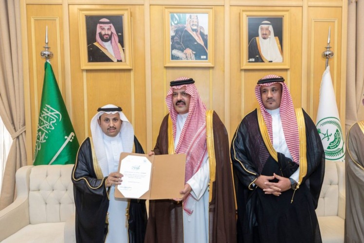 أميرحائل‬⁩ يرعى حفل تكريم المعلم الدكتور سلطان العنزي الحاصل على المركز الأول في جائزة محمد بن زايد لأفضل معلم خليجي 2023م