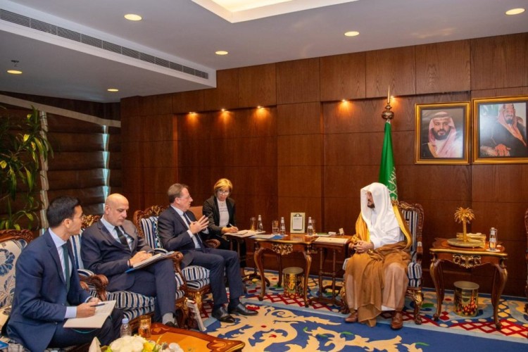 وزير الشؤون الإسلامية يستقبل السفير الفرنسي لدى المملكة