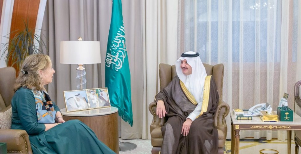 أمير الحدود الشمالية يلتقي أعضاء فرع الجمعية السعودية للفنون التشكيلية “جسفت”