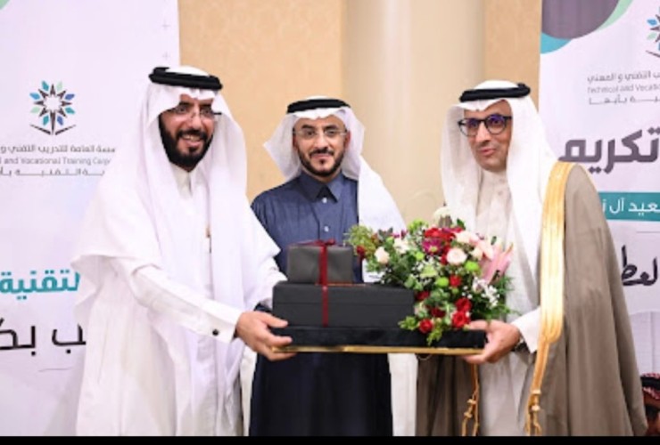 تقنية أبها تكرم و تودع عميدها السابق