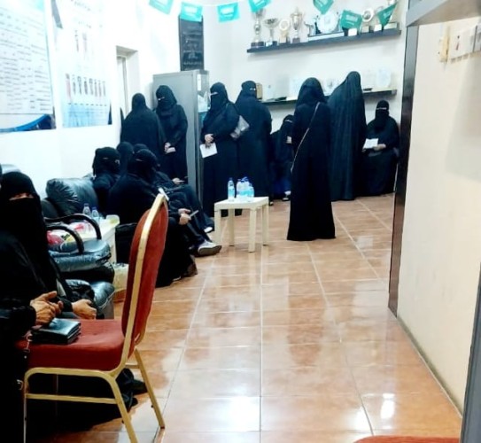 سواعد الحي بمركز المسفلة يسلم 95 أرملة مساعدات مادية