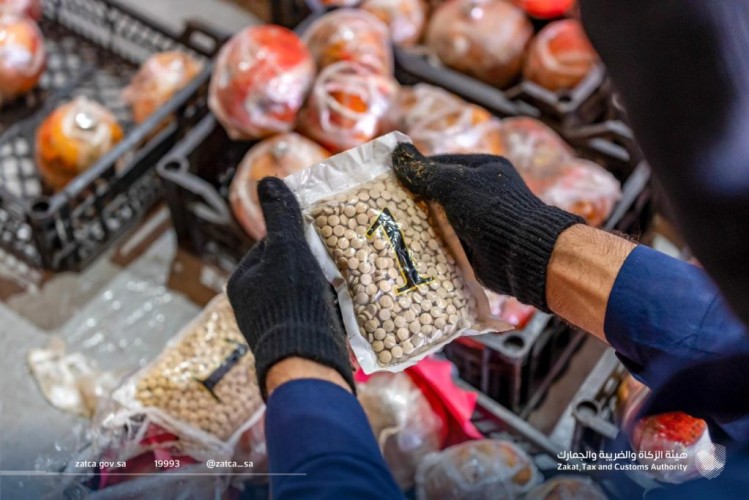 الزكاة والضريبة والجمارك” في ميناء ضباء تُحبط محاولة تهريب أكثر من 932 ألف حبة كبتاجون مُخبأة في إرسالية “رمان”