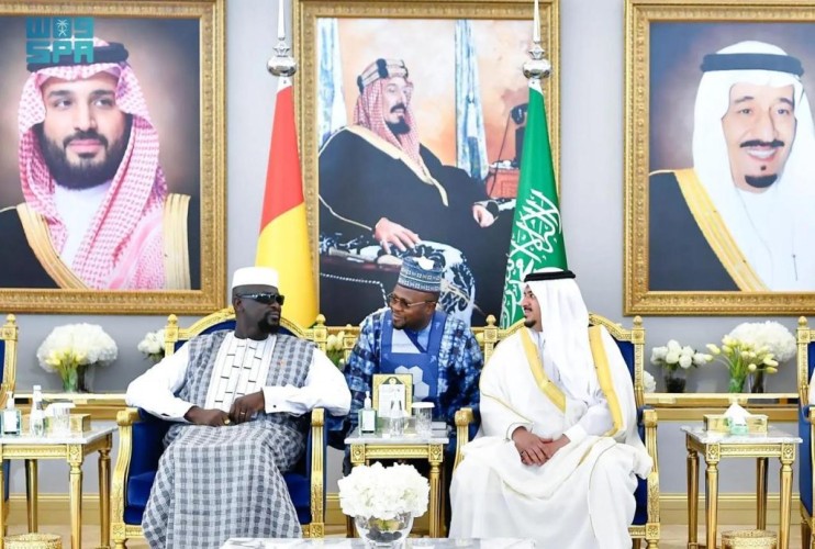 نائب أمير الرياض الأمير محمد بن عبدالرحمن وسفير خادم الحرمين بـ”غينيا” الدكتور فهاد عيد الرشيدي يستقبلون رئيس غينيا في مطار الملك خالد الدولي