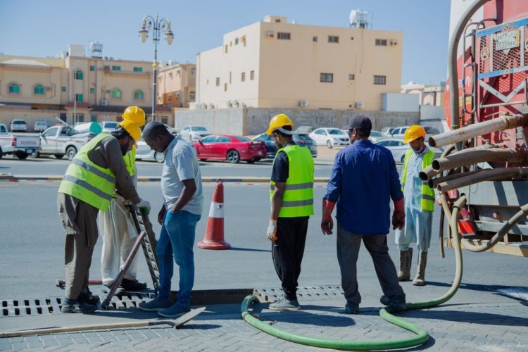 أمانة تبوك تنهي صيانة أكثر من 40 ألف متر طولي من شبكات تصريف مياه الأمطار استعداداً لموسم هطول الأمطار