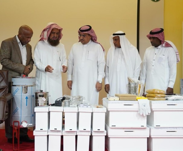 “البيئة والفاو “تنظمان برنامجًا تدريبيًا عن الممارسات الجيده لتربية نحل العسل بجازان ..