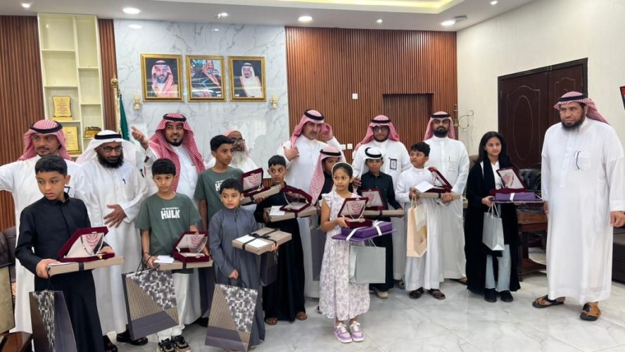 محافظ صامطة الدكتور بن قبلان يكرم المشاركين في مبادرة فرحة يتيم