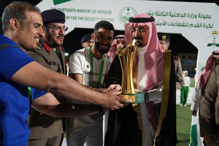 تحت رعاية الأمير عبدالعزيز بن سعود .. الفريق أول سعيد القحطاني يُتوّج منتخب الدفاع المدني بالمركز الأول في بطولة وزارة الداخلية الـ 13