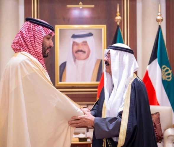 بناءً على توجيه خادم الحرمين .. سمو ولي العهد يُقدم واجب العزاء والمواساة لأمير الكويت في وفاة الشيخ نواف الأحمد الجابر الصباح