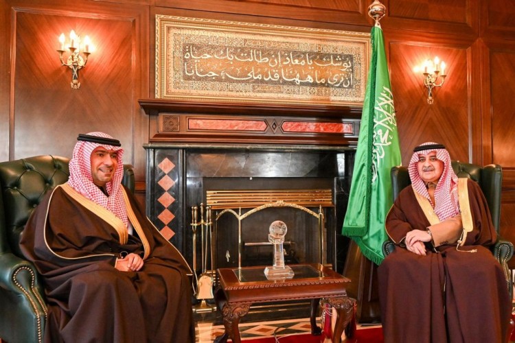 أمير منطقة تبوك يستقبل وزير الشؤون البلدية والقروية والإسكان
