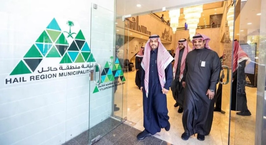 مستعرضًا القنوات الاتصالية لأمانة المنطقة وبرامجها.. نائب أمير حائل يطلع على «مركز ازدهار المدن»