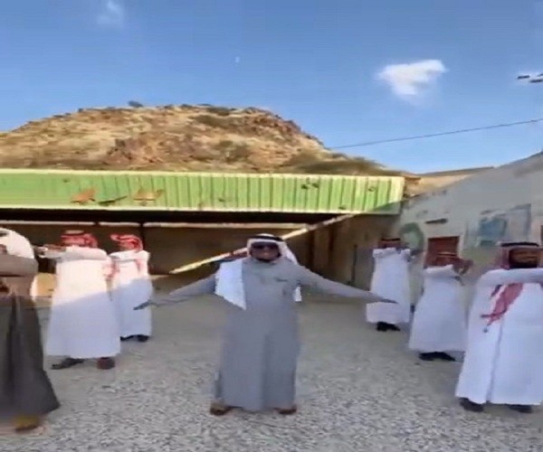 “بكى متأثراً ” .. شاهد: معلم تربية بدنية وهو يُعيد تمارين الصباح مع مجموعة من طلابه بعد مرور سنوات عديدة