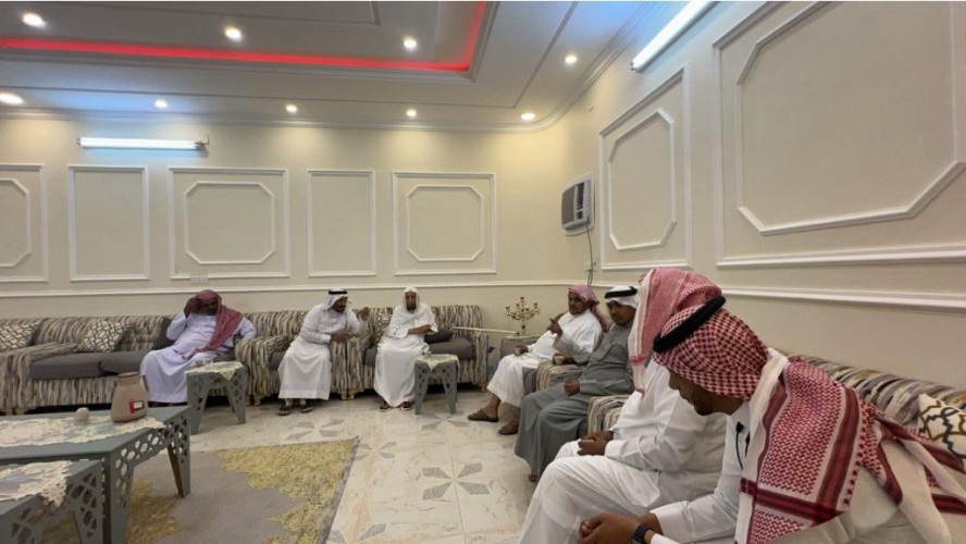 بعد إنتهاء عزاء والدهم.. أبناء الشيخ إبراهيم خواجي يزورون صديق والدهم في منزله