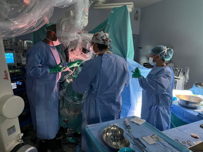 مستشفى قوى الأمن بالرياض يستأصل ورمًا من مخ مريضة مستيقظة