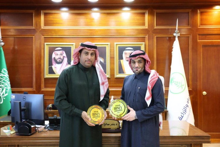 مدير فرع البيئة بالشمالية يستقبل النحال الحازمي