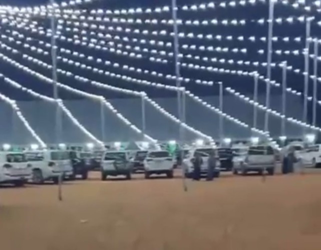 بالفيديو: مواطن يوثق مقطع تكدس سيارات معازيم في حفل رجل الأعمال “فهد بن شريد أبو خشيم الشاطري المطيري”