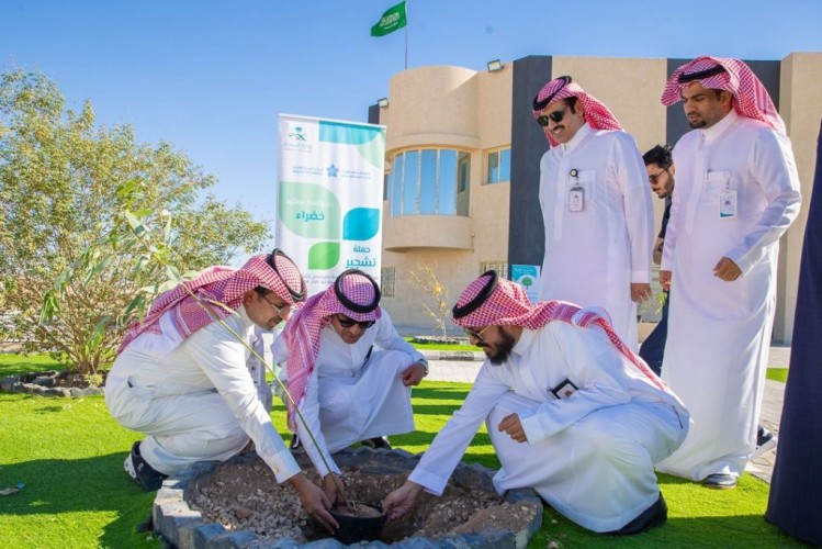 مكونات تجمع حفر الباطن الصحي تشارك في حملة التشجير بالمحافظة