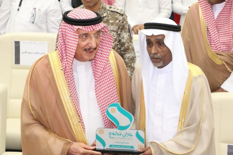 بعد فوزه بجائزة ” ولهم أثر  ” .. أمير جازان يكرم  أ / علي زعلة