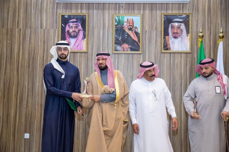 وكـيل إمارة الجوف يكرم الفائزين بجائزة الغرفة التجارية لأبطال العمل التطوعي ٢٠٣٣