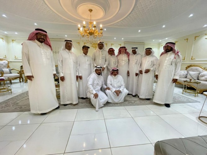 تأكيداً للحمة والتقدير المتبادل.. وفد كبير من الإعلاميين والأدباء والمثقفين يزور الإعلامي «علي الجبيلي» في منزله