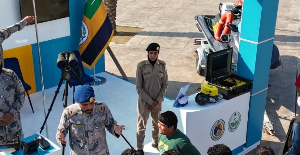 حرس الحدود بمنطقة المدينة المنورة يقيم معرضًا توعويًا بمخالفي أنظمة الإقامة والعمل وأمن الحدود وأضرار المخدرات