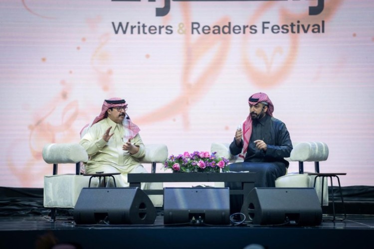 على بن حمري وسعيد بن مانع يتوهجان بختام الأمسيات الشعرية لمهرجان الكُتّاب والقُرّاء