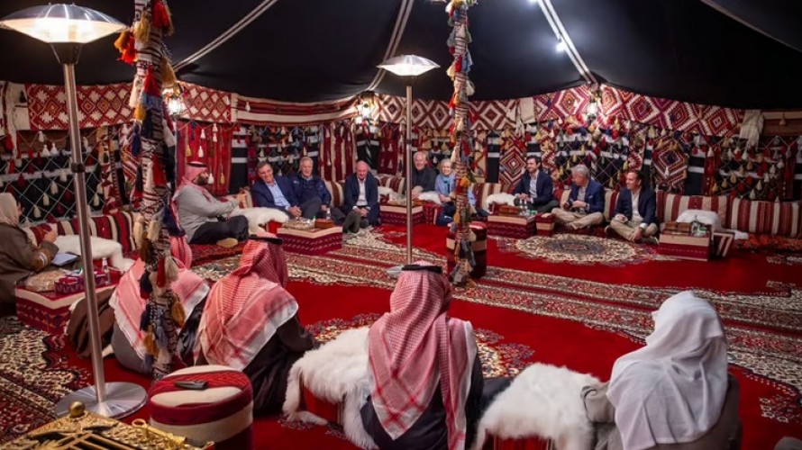 سمو ولي العهد يستقبل عضو مجلس الشيوخ الأمريكي رئيس لجنة الاستخبارات وأعضاء اللجنة