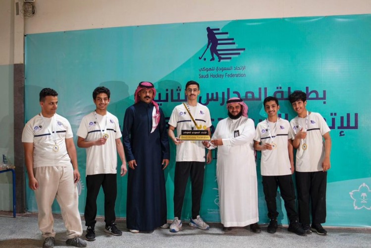 الصقور يتوج بكأس بطولة المدارس الثانية للهوكي