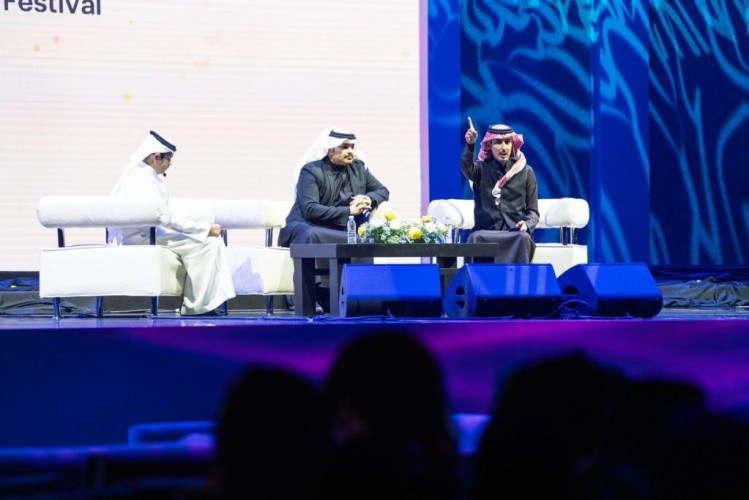 محمد السكران وفهد الشهراني يلهبان حماس الزوار في أمسية شعرية بمهرجان الكُتّاب والقُرّاء
