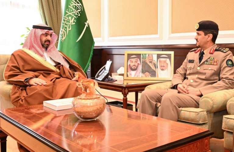 نائب أمير تبوك يستقبل مدير الدفاع المدني بالمنطقة