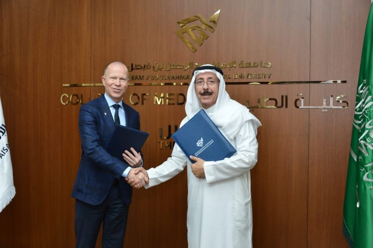 جامعة الإمام عبد الرحمن توقع تجديد اتفاقية مع الكلية الملكية للأطباء والجراحين بكندا