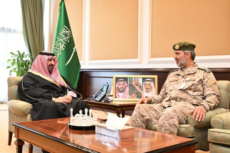نائب أمير تبوك يستقبل مدير مستشفى الملك سلمان للقوات المسلحة بالشمالية الغربية