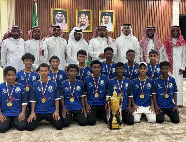 محافظ بيش يستقبل أكاديمية صقور المستقبل أبطال دوري المنطقة